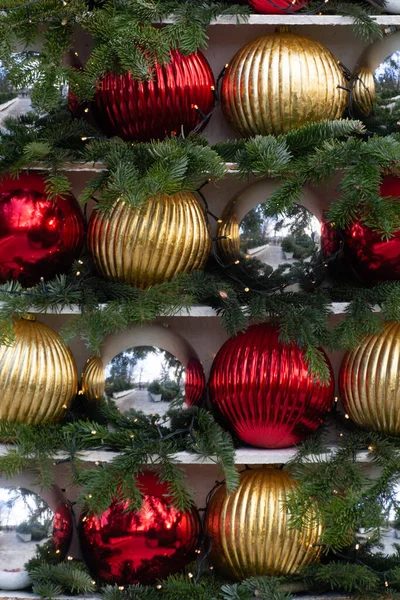 Ιστορικό Κόκκινες Χρυσές Και Ασημένιες Χριστουγεννιάτικες Μπάλες Και Φυσικό Έλατο — Φωτογραφία Αρχείου