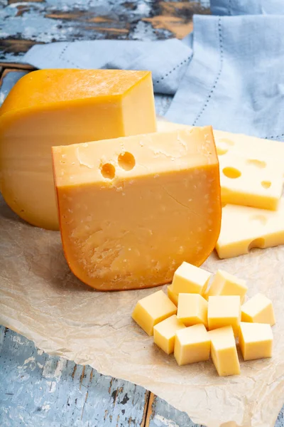 Híres Kemény Sajtok Holland Gouda Francia Emmentaler Darabokban Blokkokban Papíron — Stock Fotó