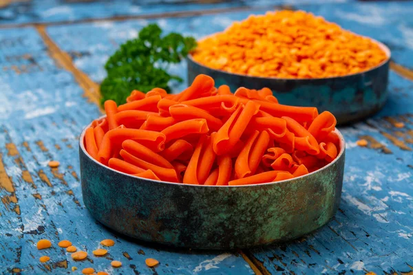 Oranje Glutenvrije Dieetpasta Gemaakt Van Linzen Peulvruchten Blauwe Houten Tafel — Stockfoto