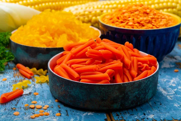 Gele Oranje Glutenvrije Dieetpasta Gemaakt Van Sinaasappellinzen Maïsgranen Blauwe Houten — Stockfoto