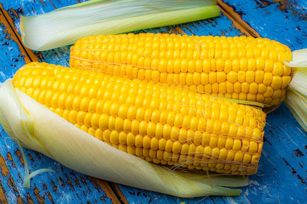 Zwei Süße Gelbe Maiskolben Auf Blauem Holztisch Aus Nächster Nähe — Stockfoto