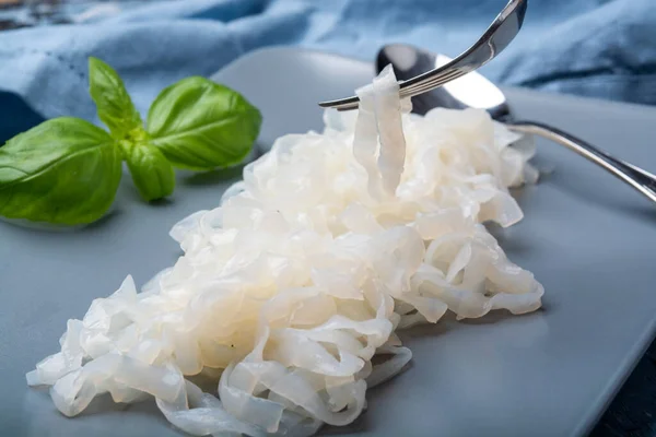 Beyaz Konjac shirataki eriştesi, glütensiz ve diyet vejetaryeni ve vejetaryen Asya yemeği yok.
