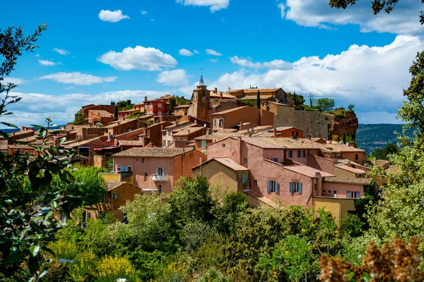 Vista Sobre Roussillon Pequena Cidade Provensal Com Grandes Depósitos Ocre — Fotografia de Stock