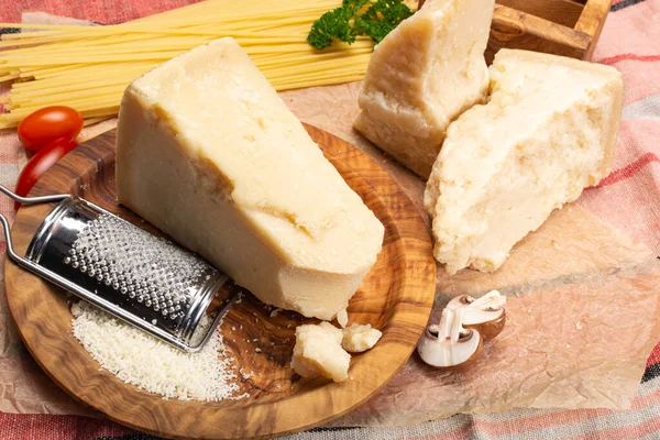 ハードイタリアチーズ すりおろしたパルメザンまたはグラナパダーノチーズで料理を閉じる — ストック写真