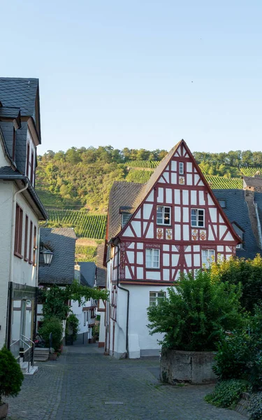 Gata Gamla Tyska Staden Med Traditionella Medeltida Timmerhus Mosel Floddal — Stockfoto