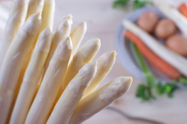 Yeni beyaz kuşkonmaz hasadı, yüksek kaliteli çiğ kuşkonmaz, bahar mevsiminde havuç ve satış, yakın pişirmeye hazır.