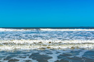 Açık ufukta güneşli bir günde Hollanda 'da Kuzey Denizi' nin suyuyla deniz manzarası