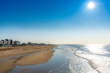 Scheveningen yakınlarındaki Kuzey Denizi plajında güneşli bir gün, Avrupa 'daki turist ve tatil beldesi