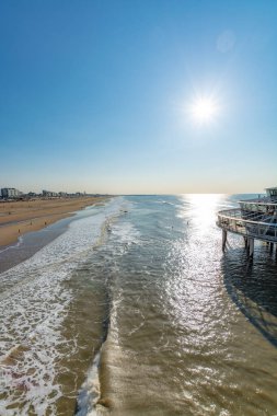 Scheveningen 'deki Kuzey Denizi plajında güneşli bir gün, turist ve tatil beldesi