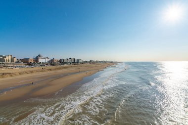 Scheveningen 'deki Kuzey Denizi plajında güneşli bir gün, turist ve tatil beldesi