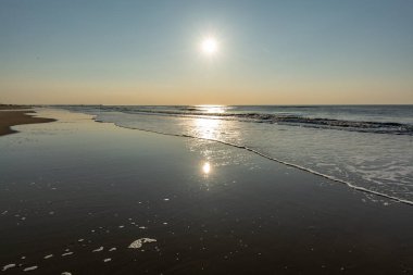 Scheveningen 'de Hollanda' da Kuzey Denizi sahillerinde güneşli bir gün, Avrupa 'da turist ve tatil beldesi