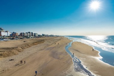 Scheveningen 'deki Kuzey Denizi plajında güneşli bir gün, turist ve tatil beldesi