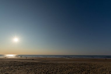 Scheveningen 'de Hollanda' da Kuzey Denizi sahillerinde güneşli bir gün, Avrupa 'da turist ve tatil beldesi