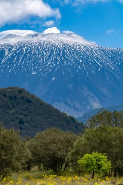 İlkbaharda İtalya 'nın Sicilya adasının doğu kıyısındaki Etna Dağı etkin stratovolcano manzarası