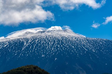 İlkbaharda İtalya 'nın Sicilya adasının doğu kıyısındaki Etna Dağı etkin stratovolcano manzarası