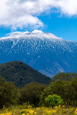 İlkbaharda İtalya 'nın Sicilya adasının doğu kıyısındaki Etna Dağı etkin stratovolcano manzarası