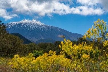 İlkbaharda İtalya 'nın Sicilya adasının doğu kıyısındaki Etna Dağı etkin stratovolcano manzarası