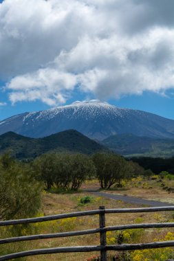 İlkbaharda İtalya 'nın Sicilya adasının doğu kıyısındaki Etna Dağı etkin stratovolcano manzarası