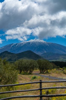İlkbaharda İtalya 'nın Sicilya adasının doğu kıyısındaki Etna Dağı etkin stratovolcano manzarası