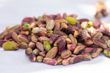 Tatlı, narin, kokulu fındıklar, parlak yeşil renkli bront fıstıklar, İtalyan mutfağı için malzeme, dondurma, pasta, pesto