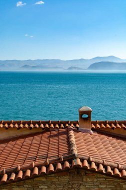 Sabahın erken saatlerinde deniz suyunun üzerinde alçak sis bulutları olan deniz manzarası, doğa arka planı.