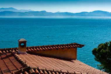 Sabahın erken saatlerinde deniz suyunun üzerinde alçak sis bulutları olan deniz manzarası, doğa arka planı.