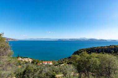 Peloponnese, Yunanistan 'ın Arkadiko kenti yakınlarındaki küçük Yunan adaları koyları ve ağaçlarıyla manzara, yaz tatili beldesi