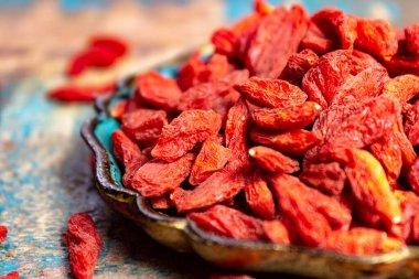Sağlıklı süper yiyecekler, kırmızı goji kurt üzümü, pek çok abur cubur ve takviyede kullanılır, granola barları, yoğurt, çay karışımları, meyve suyu, tam meyve suyu ya da toprak çekirdeği gibi, tohum yağı yakın..