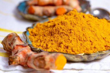 Taze zerdeçal veya sokağa çıkma yasağı kökü ve kurutulmuş toz, Asya ve Hindistan 'da baharat, gıda malzemesi ve tıbbî amaçlar için kullanılır.