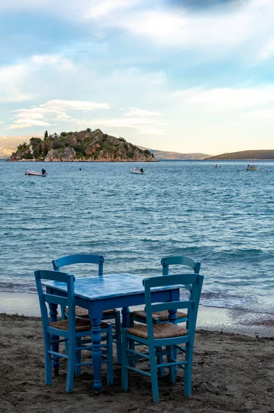 Suyun yakınındaki kumlu kumsalda turistleri bekleyen geleneksel Yunan tavernası Tolo, Moreloponese, Yunanistan 'da tatil sezonu başlıyor