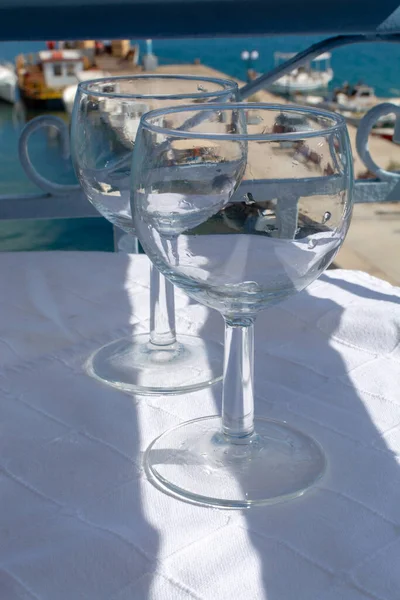 Zwei Leere Weingläser Auf Dem Tisch Draußen Auf Dem Balkon — Stockfoto