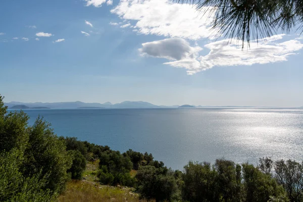 Durgun Dalgaları Yunanistan Mora Dağları Manzaralı Renkli Deniz Manzarası — Stok fotoğraf