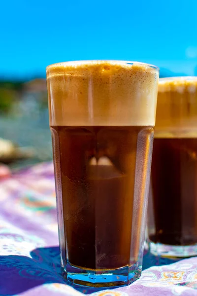 전통적으로 차가운 이페에 거품을 커피와 얼음을 거품을 넣는다 — 스톡 사진