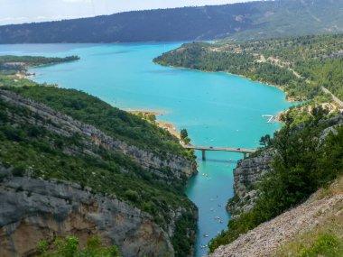Fransa 'nın Provence kentindeki Verdon vadisinin yakınındaki Blue Lac de Sainte-Croix gölünün manzarası