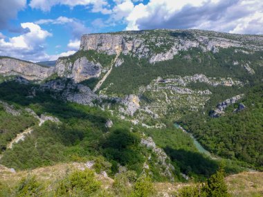 Provence, Fransa 'daki Büyük Verdon Kanyonu' nun manzaralı uçurumlarına bakın.