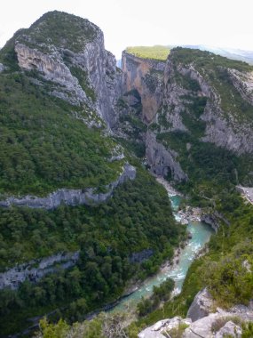 Provence, Fransa 'daki Büyük Verdon Kanyonu' nun manzaralı uçurumlarına bakın.