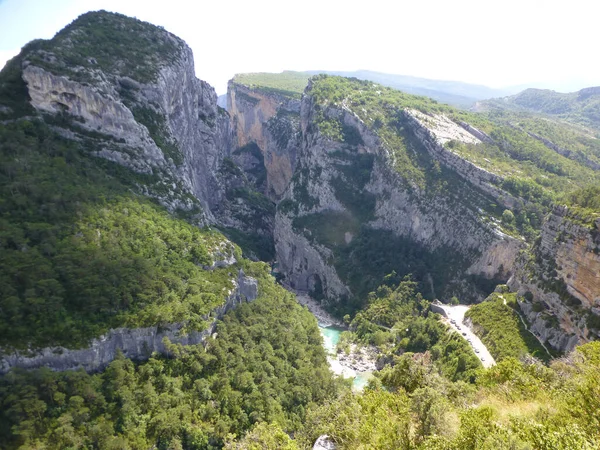 Provence, Fransa 'daki Büyük Verdon Kanyonu' nun manzaralı uçurumlarına bakın.