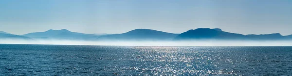 Морський Пейзаж Низькими Туманними Хмарами Над Морською Водою Рано Вранці — стокове фото