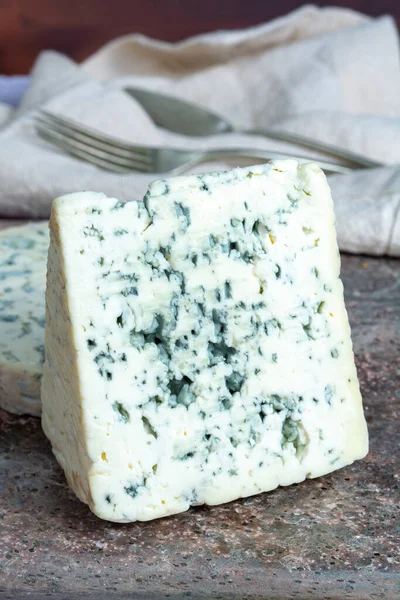 法国奥弗涅用生牛乳制成的四角安贝尔和蓝色奥弗涅半硬Aop法国蓝奶酪片 — 图库照片