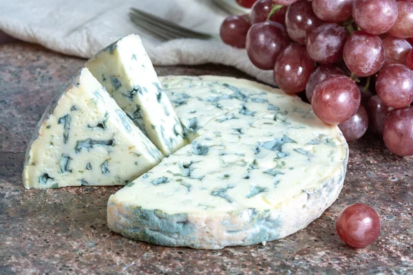 半硬的法国蓝奶酪 用生牛乳制成 作为甜点 配以葡萄 — 图库照片