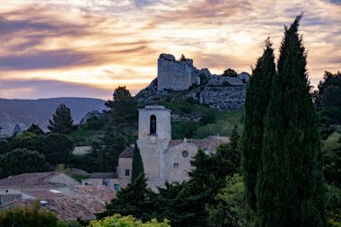 Gündoğumunda Provence 'deki geleneksel ortaçağ evleri ve kale kalıntıları, Güney Fransa, tatil ve turizm beldeleri