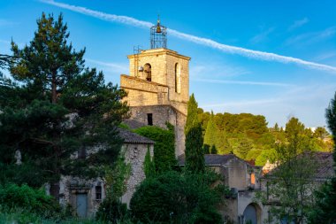 Güneşli bir günde Provence 'deki geleneksel ve ortaçağ evleri, Güney Fransa, tatil ve turizm beldeleri