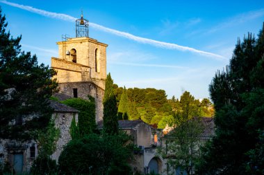 Güneşli bir günde Provence 'deki geleneksel ve ortaçağ evleri, Güney Fransa, tatil ve turizm beldeleri