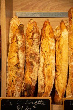 Fransa 'nın güneyindeki Provence' deki küçük kırsal bir pastanede taze pişmiş geleneksel baget ve ekmek.