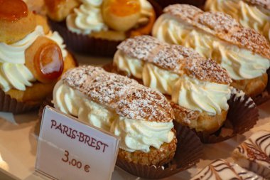 Provence 'deki küçük bir köyde geleneksel Fransız fırınında taze doldurulmuş Paris-Brest hamur işleri.