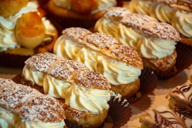 Provence 'deki küçük bir köyde geleneksel Fransız fırınında taze doldurulmuş Paris-Brest hamur işleri.