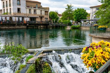 Turist ve tatil beldesi, Fransa 'nın güneyindeki Sotgue nehrinin yeşil suyuyla küçük Provencal kasabası lIsle-sur-la-Sorgue manzarası