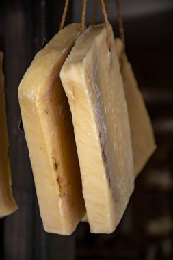 Doğal malzemelerden ve yağlardan yapılan el yapımı sabun, Fransa 'nın güneyinde, Provence' de asılı duran bloklardan kesilmiş.