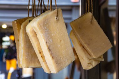 Doğal malzemelerden ve yağlardan yapılan el yapımı sabun, Fransa 'nın güneyinde, Provence' de asılı duran bloklardan kesilmiş.