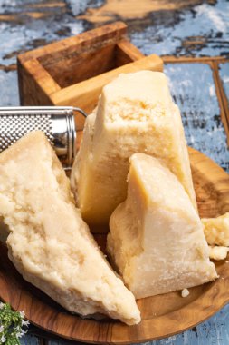 Peynir koleksiyonu, sert İtalyan peyniri, eski parmesan ve grana padano peyniri. Yakın çekim.